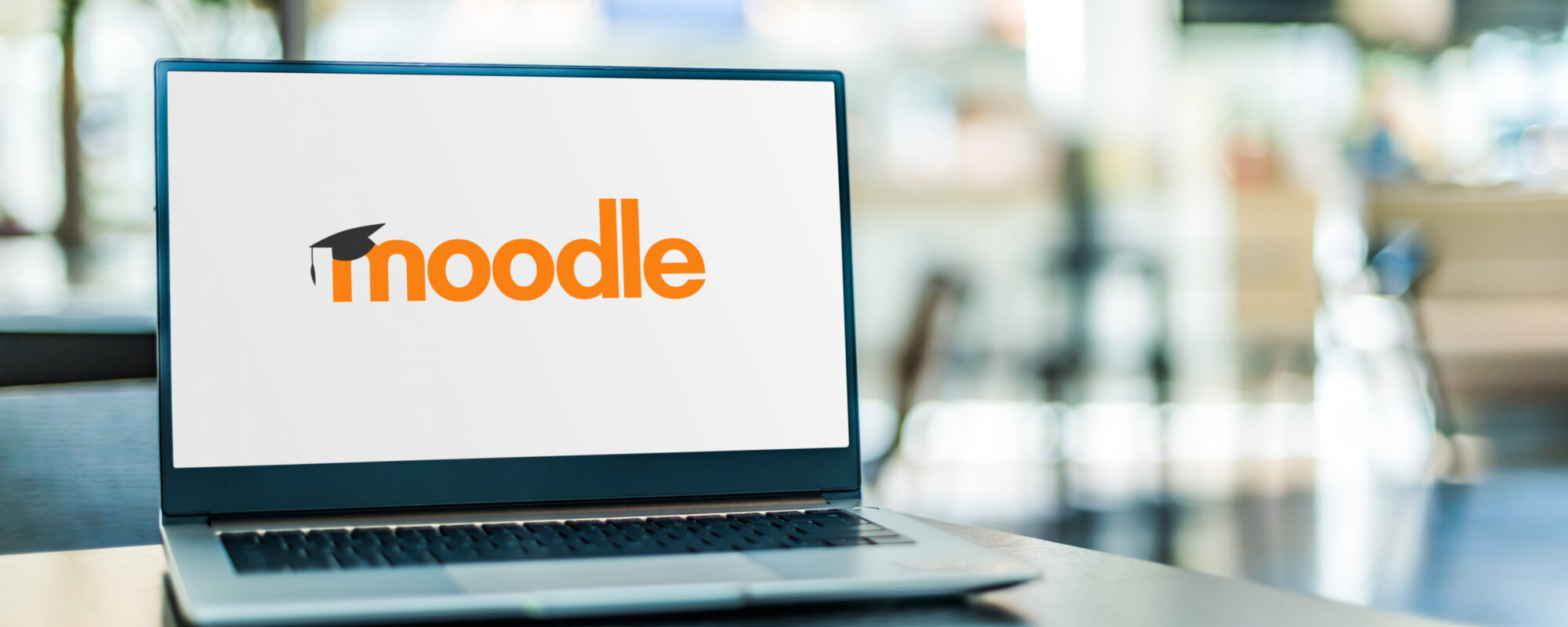 Laptop mit dem Moodle Logo